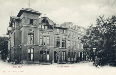 1880 Gezicht op de zij- en voorgevel van het Diakonessenhuis (Achter Twijnstraat 30-33) te Utrecht met links de ...